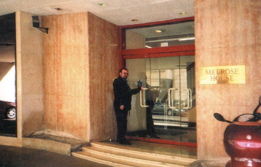 Автор у входа в офис Березовского