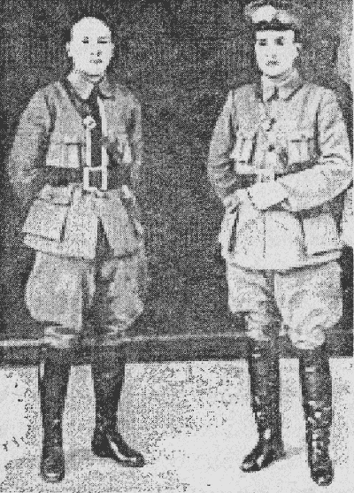 Чан Кайши (слева) высоко ценил русского полковника Власова