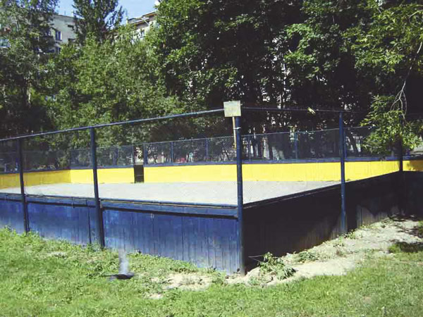 Спортивная площадка во дворе дома по улице Пудовкина 3